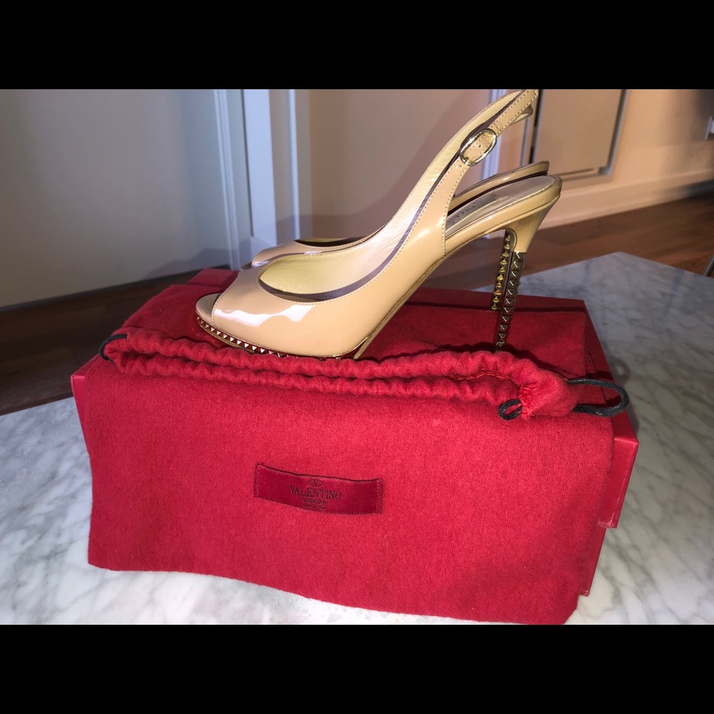 Valentino nude peep toe pump with gold stud detail